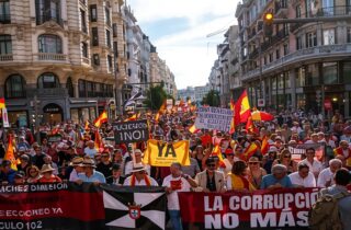 Ilustración conceptual de una manifestación pacífica en una avenida de Madrid con banderas nacionales