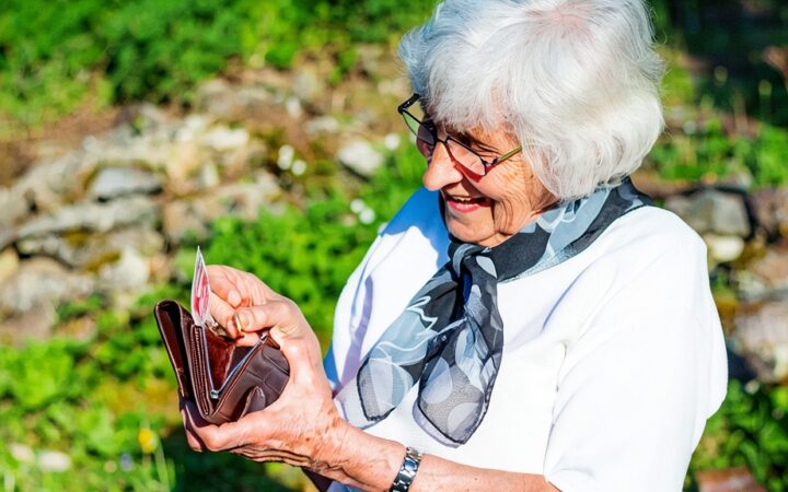 Ilustración conceptual sobre la subida de las pensiones y la economía en España