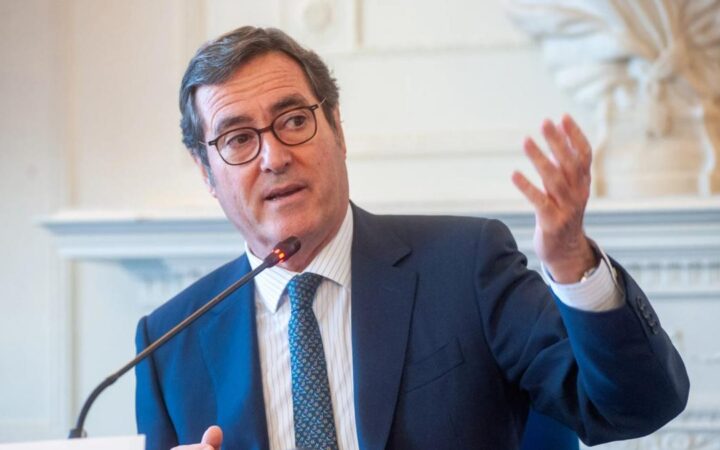 Fotografía de Antonio Garamendi, presidente de la CEOE, gesticulando mientras interviene ante un micrófono.