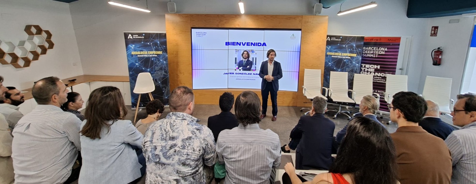 Conferencia sobre deep tech en Sevilla con un ponente en el atril y público asistente de espaldas.