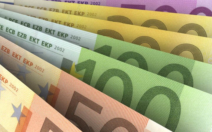 Billetes de euro en abanico de diferentes denominaciones y colores