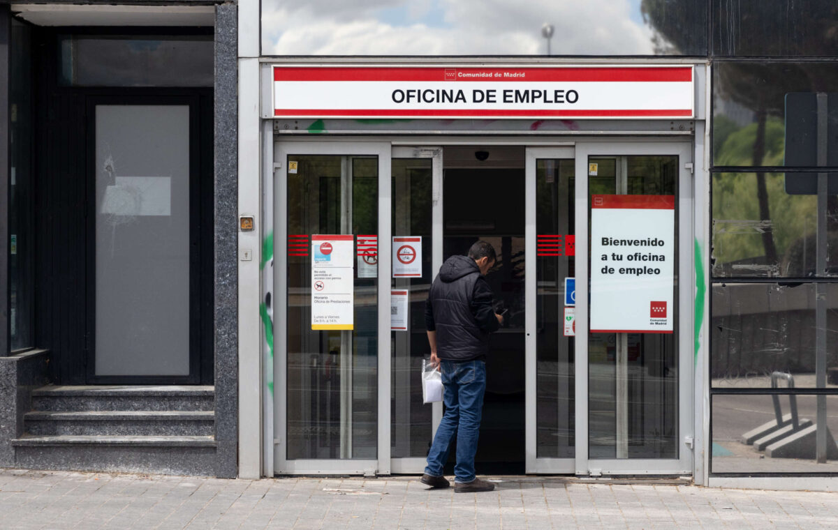 Un hombre de espaldas entrando a una oficina de empleo en la Comunidad de Madrid.