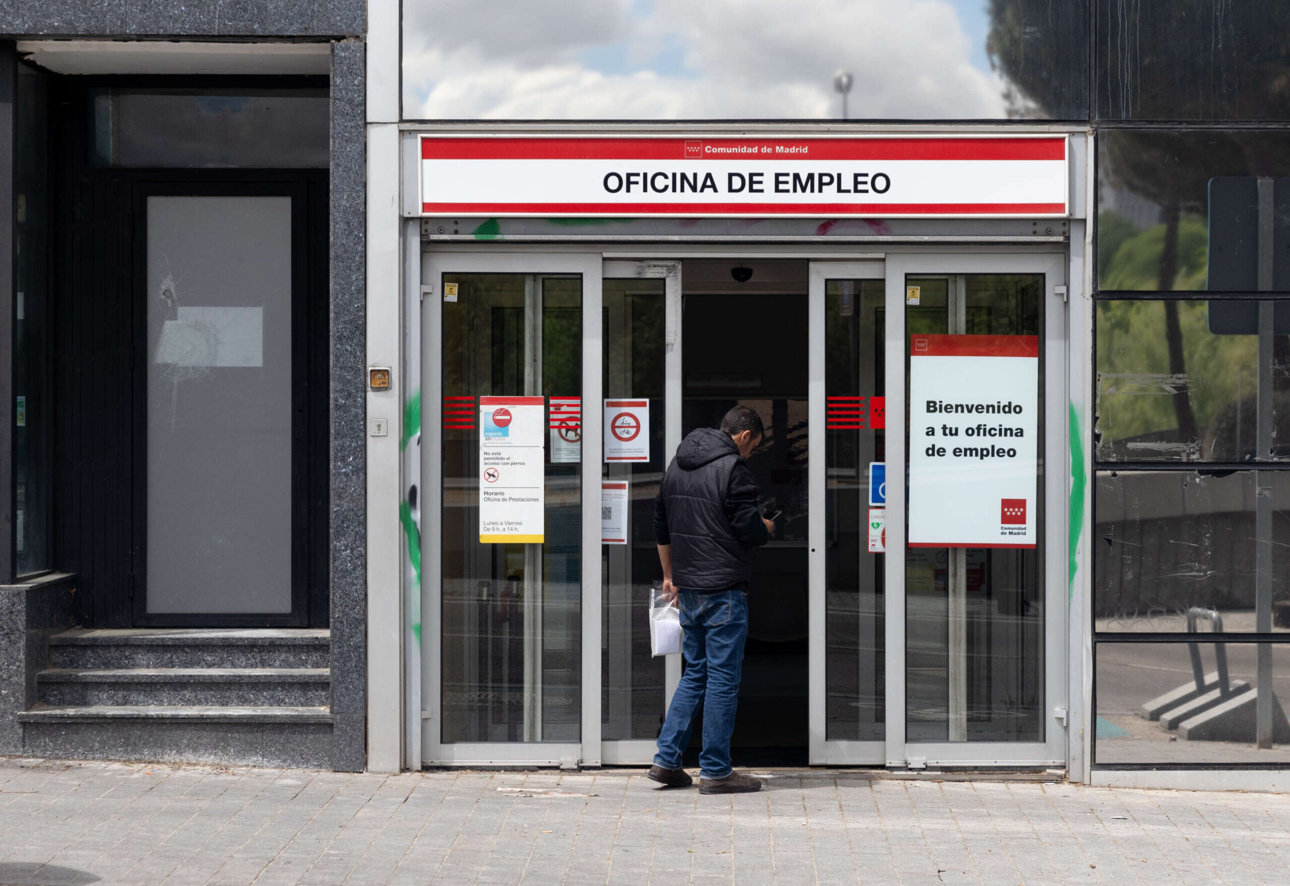 Un hombre de espaldas entrando a una oficina de empleo en la Comunidad de Madrid.