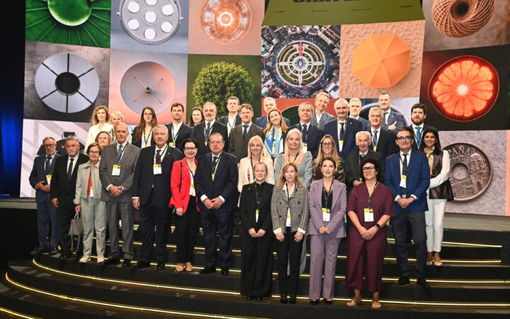 Fotografía grupal de directivos y empresarios en el Congreso Nacional de la Empresa Familiar con fondo corporativo.