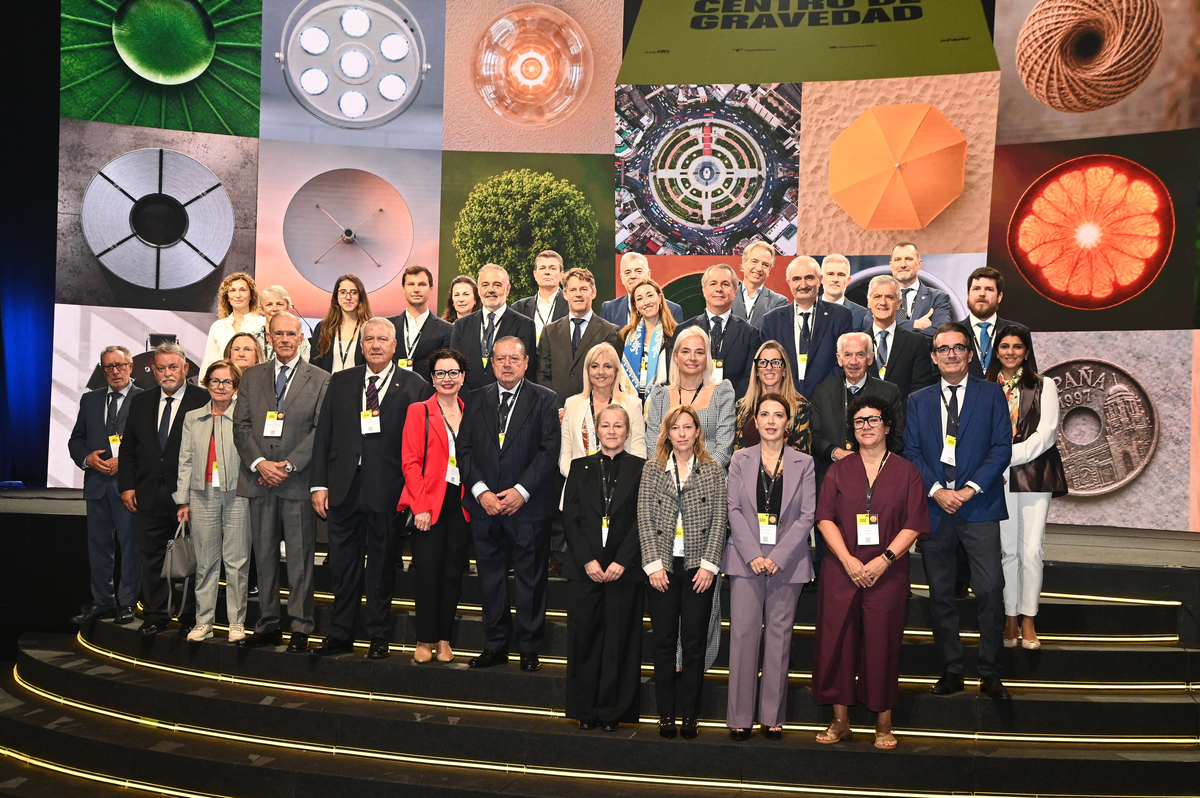 Fotografía grupal de directivos y empresarios en el Congreso Nacional de la Empresa Familiar con fondo corporativo.